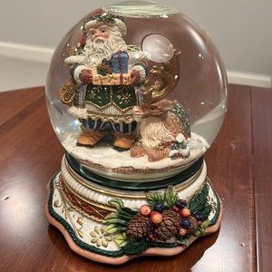 Large Santa Musical Snowglobe